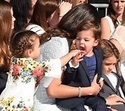 Camila Alves su vaikais