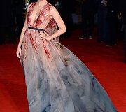 Elizabeth Banks su &bdquo;Elie Saab&ldquo; suknele filmo &bdquo;Bado žaidynės: Strazdas giesmininkas. 1 dalis&ldquo; premjeroje