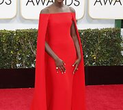Lupita Nyong'o su &bdquo;Ralph Lauren&ldquo; suknele &bdquo;Auksinių gaublių&ldquo; apdovanojimuose