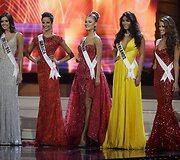 Geriausiųjų penketukas: &bdquo;Mis Kolumbija&ldquo; Paulina Vega, &bdquo;Mis Jamaika&ldquo; Kaci Fennell, &bdquo;Mis Ukraina&ldquo; Diana Harkusha, &bdquo;Mis Nyderlandai&ldquo; Yasmin Verheijen ir &bdquo;Mis JAV&ldquo; Nia Sanchez