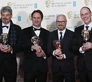 Už geriausius specialiuosius efektus filme "Tarp žvaigždžių" apdovanoti Ianas Hunteris, Scottas Fisheris, Adrew Lockley ir Paulas Franklinas