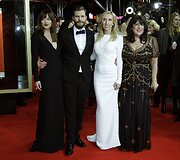 Dakota Johnson ir Jamie Dornanas su režisiere Sam Taylor-Johnson ir ra&scaron;ytoja E.L.James