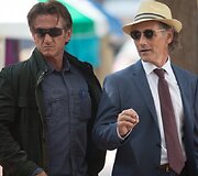 Seanas Pennas (kairėje) filme &bdquo;&Scaron;aulys&ldquo;