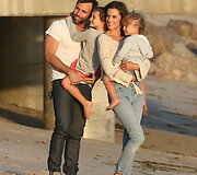 Alessandra Ambrosio ir Jamie Mazuras su vaikais Anja bei Noah