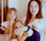 Angelina Jolie mamai Marcheline Bertrand ant rankų (1977 m.)