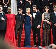 Kanų kino festivalio komisijos nariai: (i&scaron; kairės) meksikiečių režisierius Guillermo del Toro, Malio dainininkė Rokia Traore, kanadiečių režisierius Xavieras Dolanas, britų aktorė Sienna Miller, amerikiečių aktorius Jake'as Gyllenhaalas, prancūzų aktorė Sophie Marceau ir žiūri pirmininkas režisieriu