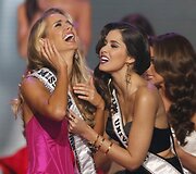Olivia Jordan ir 2014-ųjų &bdquo;Mis Visata&ldquo; Paulina Vega