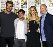 &bdquo;Bado žaidynių&ldquo; režisierius Francis Lawrence'as (de&scaron;inėje) su filmo aktoriais Liamu Hemsworthu, Joshu Hutchersonu ir Jennifer Lawrence