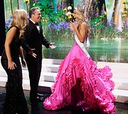 Konkurso vedėjai Alex Wehrley ir Toddas Newtonas su nugalėtoja Olivia Jordan