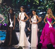 Gražiausiųjų penketukas (i&scaron; kairės): Nevados atstovė Brittany McGowan, Merilando atstovė Mame Adjei, Rod Ailando atstovė Anea Garcia, Teksaso atstovė Ylianna Guerra ir Oklahomos atstovė Olivia Jordan
