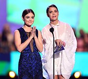 Lucy Hale ir Maia Mitchell 