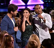 Vedėjai Joshas Peckas, Gina Rodriguez ir Ludacrisas