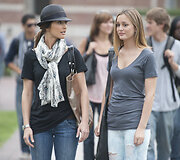 Minka Kelly ir Leighton Meester filme &bdquo;Kambariokė&ldquo; (2011 m.)