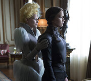 Elizabeth Banks ir Jennifer Lawrence filme &bdquo;Bado žaidynės: Strazdas Giesmininkas. 2 dalis&ldquo;