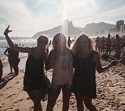Rūta Meilutytė (centre) Rio de Žaneire