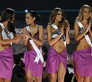 &bdquo;Mis Tailandas&ldquo; Aniporn Chalermburanawong, &bdquo;Mis Japonija&ldquo; Ariana Miyamoto, &bdquo;Mis Kolumbija&ldquo; Ariadna Gutierrez ir &bdquo;Mis JAV&ldquo; Olivia Jordan
