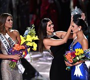 Paulina Vega perduoda karūną Piai Alonzo Wurtzbach i&scaron; Filipinų