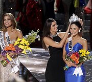 Paulina Vega perduoda karūną Piai Alonzo Wurtzbach i&scaron; Filipinų