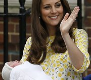 Kembridžo hercogienė Catherine su naujagime dukra Charlotte (2015 m. gegužė)