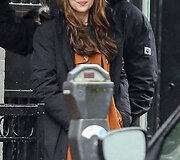 Dakota Johnson &bdquo;Penkiasde&scaron;imties tamsesnių atspalvių&ldquo; filmavimo aik&scaron;telėje