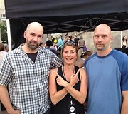Žurnalistė Sacha Pfeiffer su vyru Hansi Kalkofenu ir jį filme &bdquo;Sensacija&ldquo; įkūnijusiu aktoriumi Duane Murray