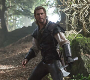 Chrisas Hemsworthas filme &bdquo;Medžiotojas ir Ledo karalienė&ldquo; 