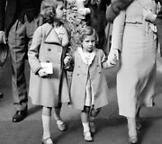 Karalienė Elizabeth II su jaunesniąja seserimi princese Margaret (1934 m.)