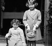 Karalienė Elizabeth II su jaunesniąja seserimi princese Margaret (1933 m.)