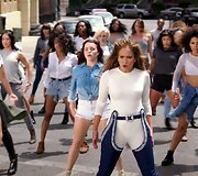 Jennifer Lopez vaizdo klipe &bdquo;Ain't Your Mama&ldquo;