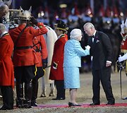 Karalienė Elizabeth II ir princas Charlesas