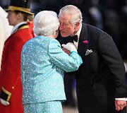 Karalienė Elizabeth II ir princas Charlesas