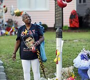 Moteris prie Muhammado Ali vaikystės namų