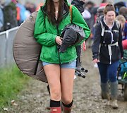 Žmonės renkasi į Glastonberio festivalį