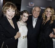 Shirley MacLaine, Emma Roberts, Garry Marshallas ir Julia Roberts filmo &bdquo;Valentino diena&ldquo; premjeroje (2010 m.)