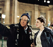 Garry Marshallas ir Anne Hathaway juostos &bdquo;Princesės dienora&scaron;tis 2: Karali&scaron;kosios sužadėtuvės&ldquo; filmavime (2004 m.)