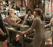 Chrisas Hemsworthas, Kate McKinnon, Leslie Jones, Kristen Wiig ir Melissa McCarthy komedijoje &bdquo;Vaiduoklių medžiotojos&ldquo;