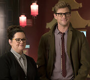 Melissa McCarthy ir Chrisas Hemsworthas komedijoje &bdquo;Vaiduoklių medžiotojos&ldquo;
