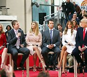 Donaldas Trumpas su žmona Melania ir vaikais (i&scaron; kairės) Tiffany, Ericu, Ivanka ir Donaldu jaunesniuoju