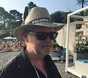 &bdquo;Meistras. Režisierius: Jamesas Foley. Ant skrybėlės turėtų būti užra&scaron;yta &bdquo;Greičiau mane pabučiuok&ldquo;