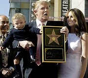Donaldas Trumpas ir Melania Trump su sūnumi Barronu (2007 m.)