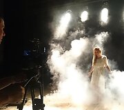 Ingrida Čenkutė Mindaugo Mickevičiaus-Mino vaizdo klipo &bdquo;Ant pir&scaron;tų galiukų&ldquo; filmavime