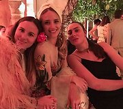 Dianna Agron (centre)