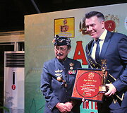 Aleksandras Brokas su vienu i&scaron; Balio karali&scaron;kųjų rūmų atstovų