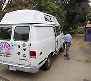 Svečiai renkasi į atsisveikinimo su Debbie Reynolds ir Carrie Fisher ceremoniją