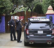 Svečiai renkasi į atsisveikinimo su Debbie Reynolds ir Carrie Fisher ceremoniją