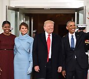 Michelle Obama, Melania Trump, Donaldas Trumpas ir Barackas Obama