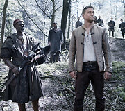 Djimonas Hounsou ir Charlie Hunnamas filme &bdquo;Karalius Artūras: kalavijo legenda&ldquo;