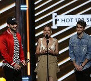 &bdquo;The Chainsmokers&ldquo; ir Halsey