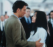 Clive'as Owenas ir Angelina Jolie filme &bdquo;Anapus sienų&ldquo; (2003 m.)