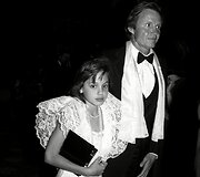 Angelina Jolie su tėvu Jonu Voightu (1986 m.)